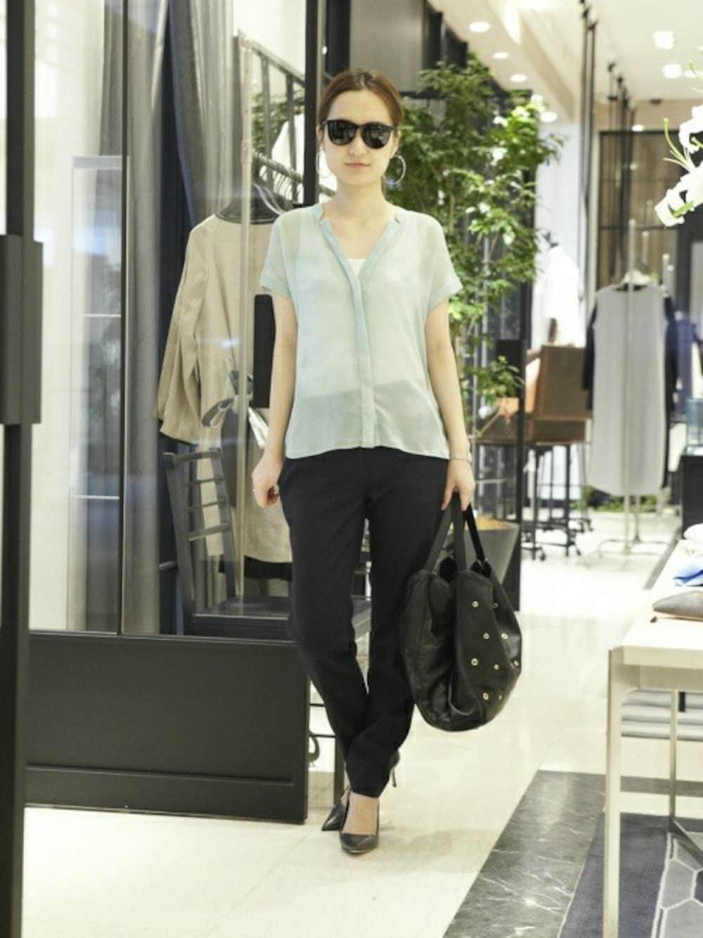 「ブラウス、サングラス、イージーパンツ、サングラススタイル」｜「FIGARO ParisのC/Ten/Liツイル リラックスパンツ（スラックス、ブルー系）」を使った、yukiさん（レディース・160cm）の夏コーディネートの1枚目の写真