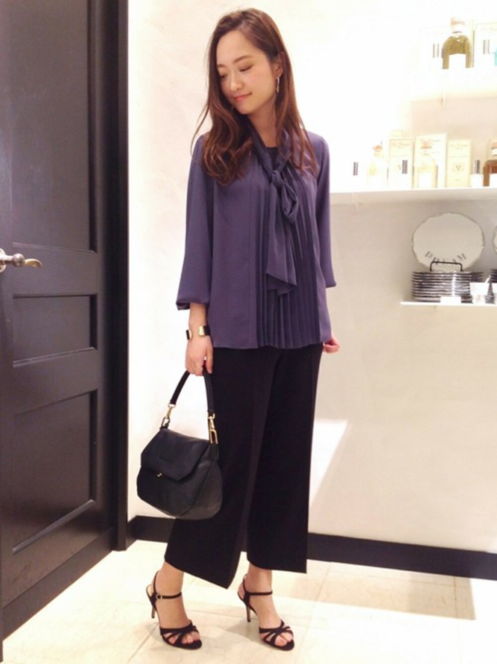「FIGARO、フィガロ、figaro paris」｜「FIGARO Parisの◇プリーツ ブラウス（シャツ/ブラウス、ブルー系）」を使った、yukiさん（レディース・160cm）の冬コーディネートの1枚目の写真