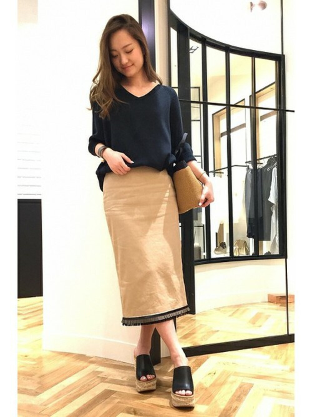 「タイトスカート、ニット、ネイビー、Vネック、大人カジュアル、FIGARO、フィガロ、figaro paris」｜「FIGARO Parisのスエード 裾フリンジスカート◆（スカート、ベージュ系）」を使った、yukiさん（レディース・160cm）の春コーディネートの1枚目の写真