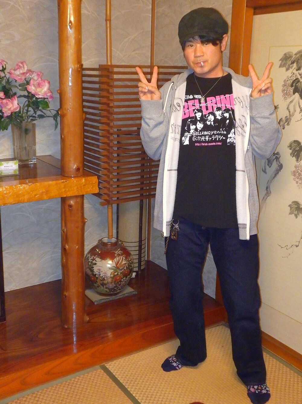 「児島ジーンズ、BELLRING少女ハート、ハードコア・チョコレート、ヘビーオンスTシャツ、 ヘビーオンス・デニム、オトコクサイル、ドルヲタ、キャスケット」｜「児島ジーンズのセルビッチストレートデニムパンツ 29oz（デニムパンツ、ブルー系）」を使った、はらだつとむさん（メンズ・181cm）の秋コーディネートの1枚目の写真