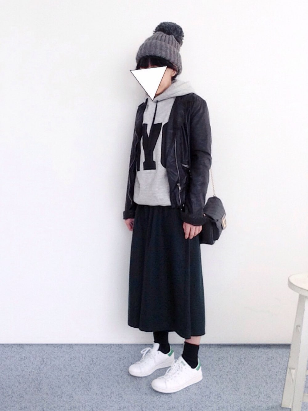 「ガウチョパンツ、深緑、スニーカーコーデ、adidas、ライダース、グレーのパーカー、ニット帽、スポーツミックス、秋冬コーデ、フリース」｜「SENSE OF PLACE by URBAN RESEARCHのBIGPONPONニットワッチ（ニットキャップ/ビーニー、グレー系）」を使った、SACHIさん（レディース・150cm）の秋コーディネートの1枚目の写真