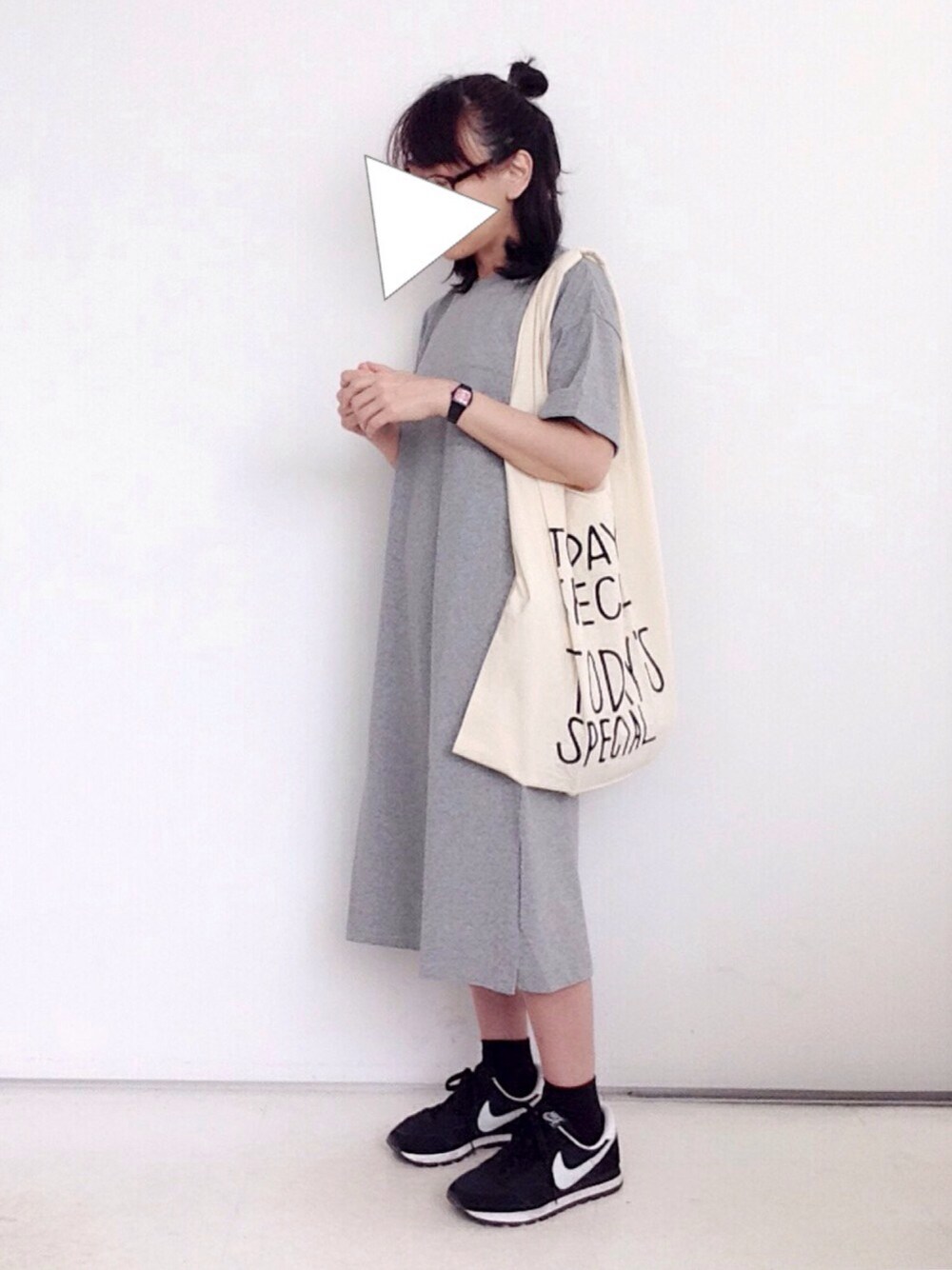 「シンプルコーデ、ワンピース×スニーカー、グレー、モノトーン、NIKE、Tシャツワンピ、ラクチンコーデ、ラフ、ゆるコーデ」｜「GLOBAL WORKのドヅメカットワンピース半袖/712585（ワンピース、グレー系）」を使った、SACHIさん（レディース・150cm）の春コーディネートの1枚目の写真
