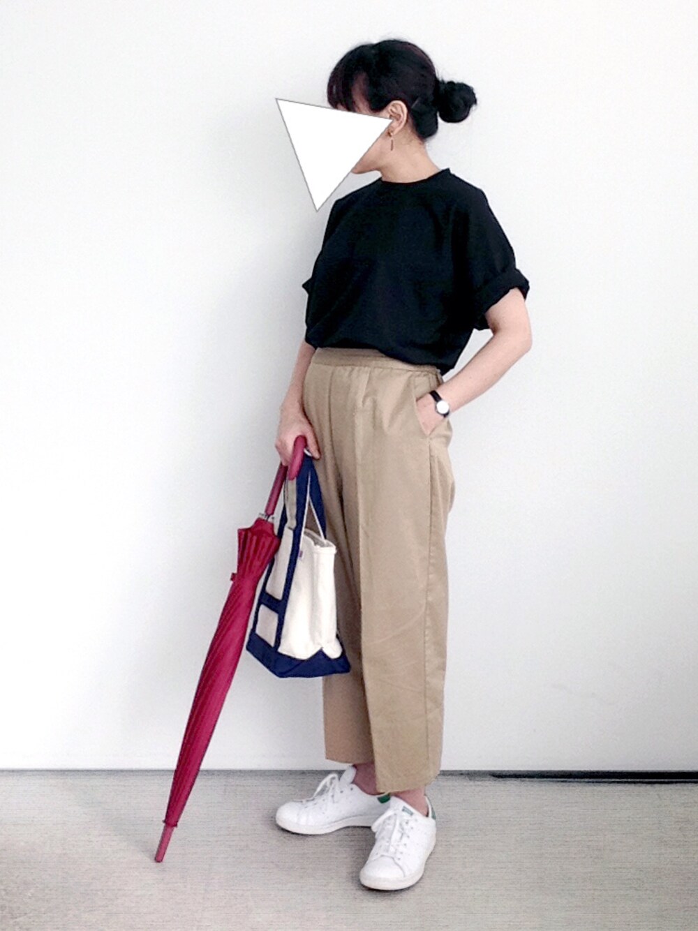 「ゆるコーデ、スニーカーコーデ、黒、シンプル、ワイドパンツ、ベージュのチノパン、大人カジュアル、黒Tシャツ、きれいめカジュアル、雨の日」｜「GUのワイドスリーブプルオーバー（７分袖）ＳＷ 〔size M〕（Tシャツ/カットソー、ブラック系）」を使った、SACHIさん（レディース・150cm）の夏コーディネートの1枚目の写真