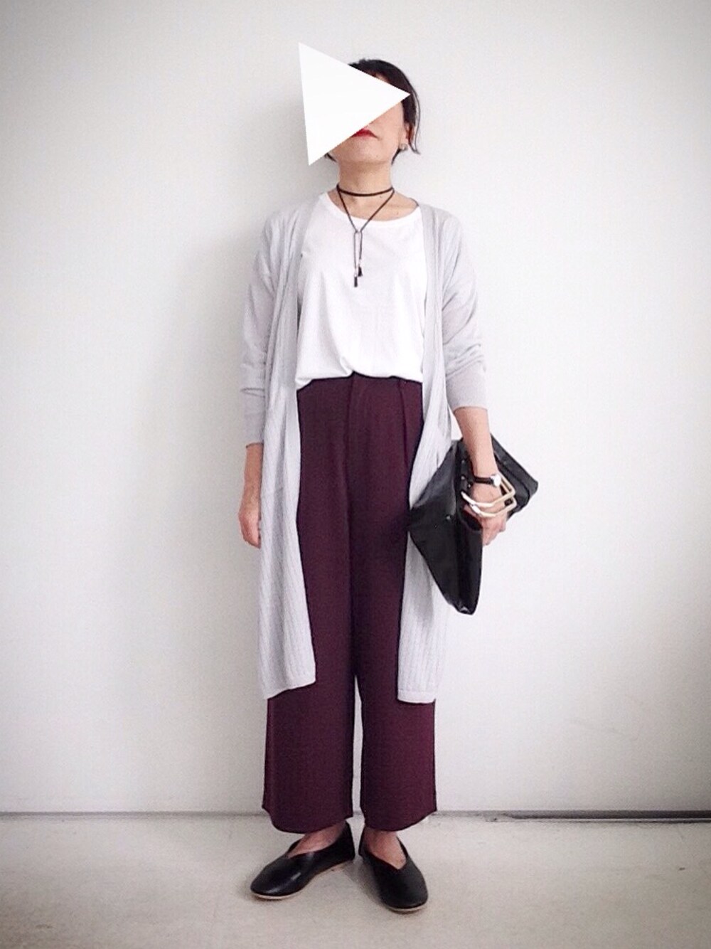 ブルー系のカーディガン/ボレロ、レッド系のその他パンツ、ブラック系のパンプスを着用したレディースの秋コーディネートの1枚目の写真