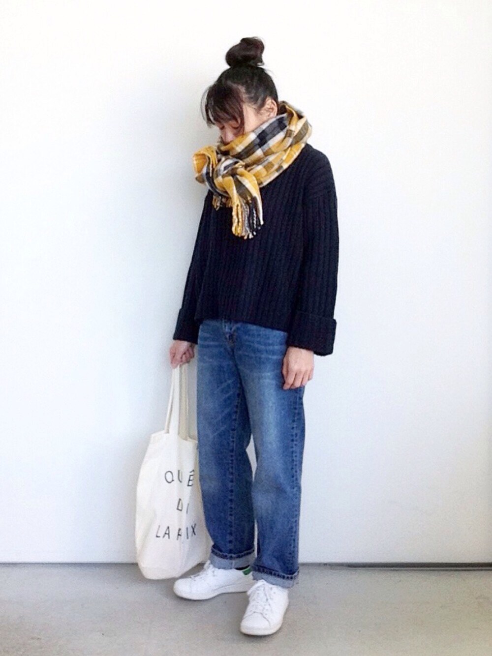 「カジュアルコーデ、デニムパンツ、スタンスミス、マフラーぐるぐる、チェック、ストール、シンプルコーデ、ラフ、ニット、ラクチンコーデ」｜「LEPSIMのチェックガラストール　567678（ストール/ショール、イエロー系）」を使った、SACHIさん（レディース・150cm）の秋コーディネートの1枚目の写真