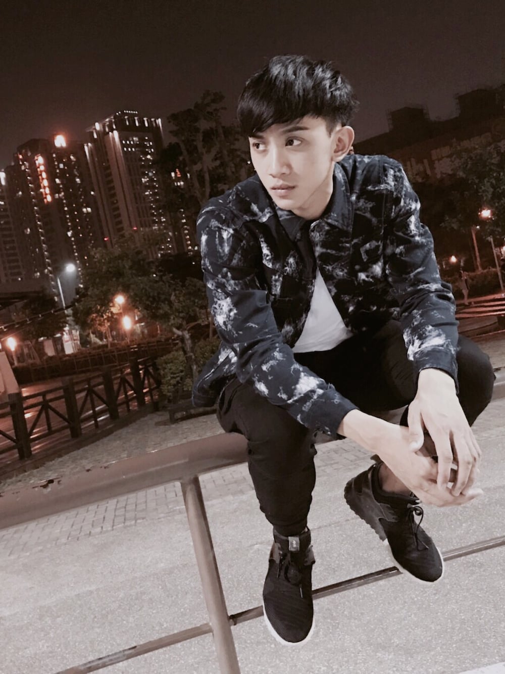 「秋のコーデ、fashion、オトナカジュアル、menswear、men、model、ootd、ZARA、publish brand」｜「Publish Brandのアイテム（シャツ/ブラウス、ブルー系）」を使った、Yoxiang  Chenさん（メンズ・181cm）の秋コーディネートの1枚目の写真