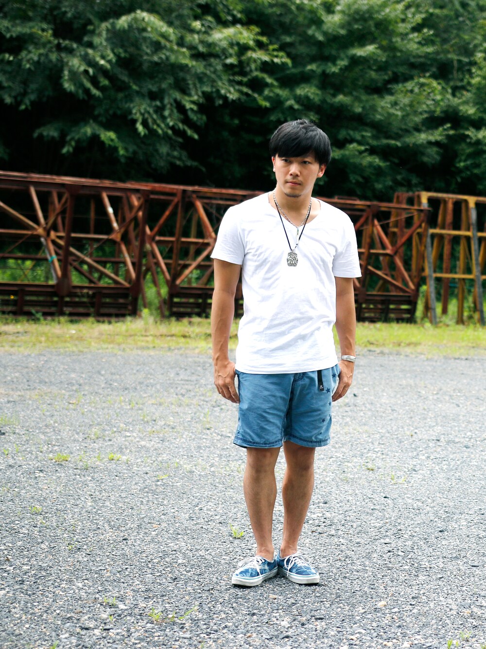 ブルー系のその他パンツ、ホワイト系のTシャツ/カットソー、ブルー系のスニーカーを着用したメンズの夏コーディネートの1枚目の写真