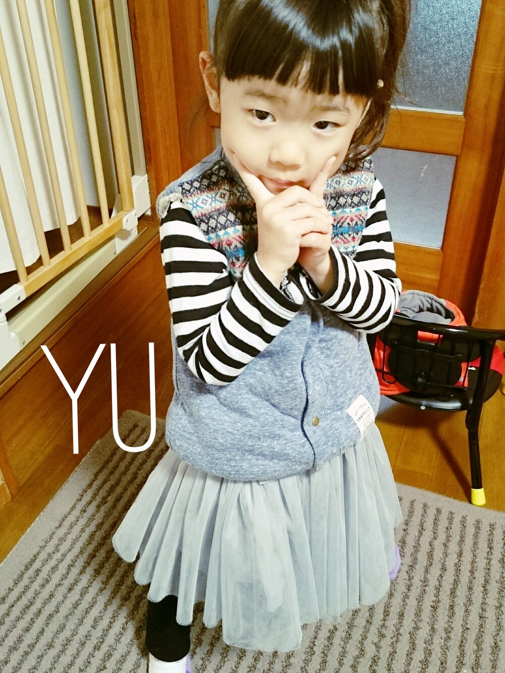 ブルー系のベストを着用したキッズの冬コーディネートの1枚目の写真