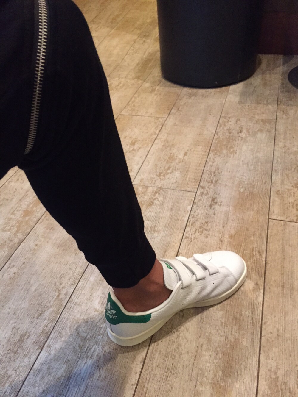 「adidas、スタンスミス、FOREVER 21、スポーツミックス」｜「FOREVER 21のアイテム（パンツ、ブラック系）」を使った、ポンジュースさん（メンズ・172cm）の秋コーディネートの1枚目の写真