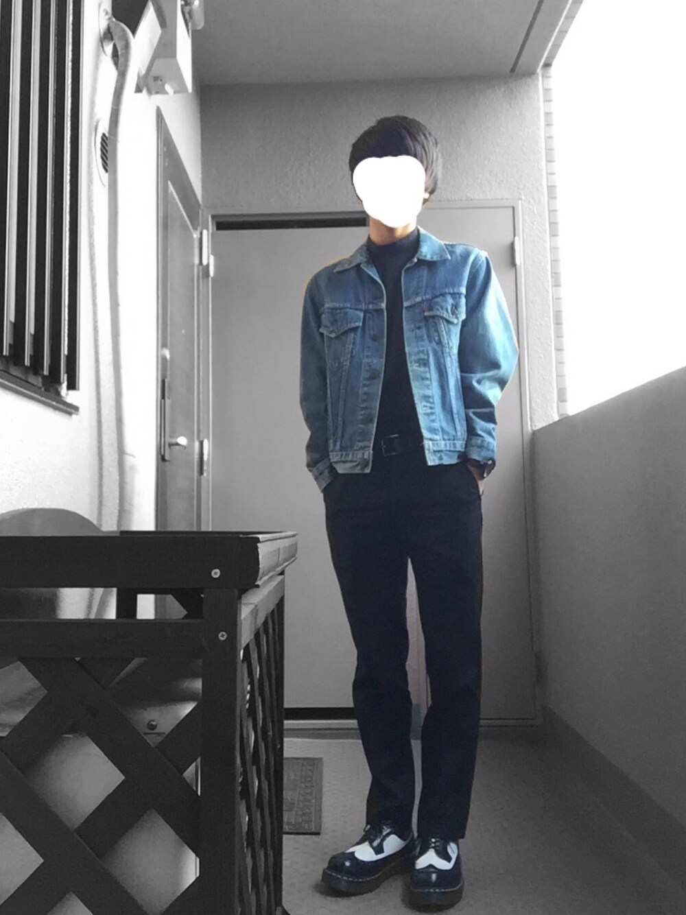 「モード、スラックス、黒、デニムジャケット、ジージャン、ドクターマーチン、Dr.Martens、ハイネック、UNIQLO、Levi's」｜「UNIQLOのMEN ドライツータックパンツC（その他パンツ、ブラック系）」を使った、ポンジュースさん（メンズ・172cm）の秋コーディネートの1枚目の写真