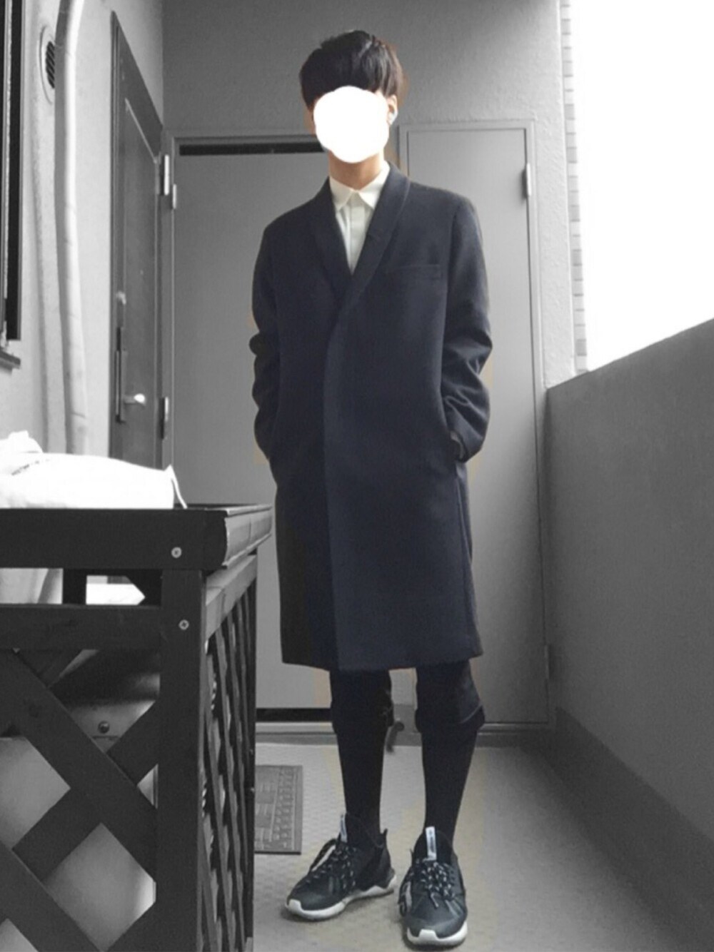 「モード、チェスターコート、黒、UNIQLO、LEMAIRE、UNIQLO AND LEMAIRE、adidas、tubular、靴下、スラックス」｜「adidasのオリジナルス チュブラーランナー[TUBULAR RUNNER]（スニーカー、ブラック系）」を使った、ポンジュースさん（メンズ・172cm）の冬コーディネートの1枚目の写真
