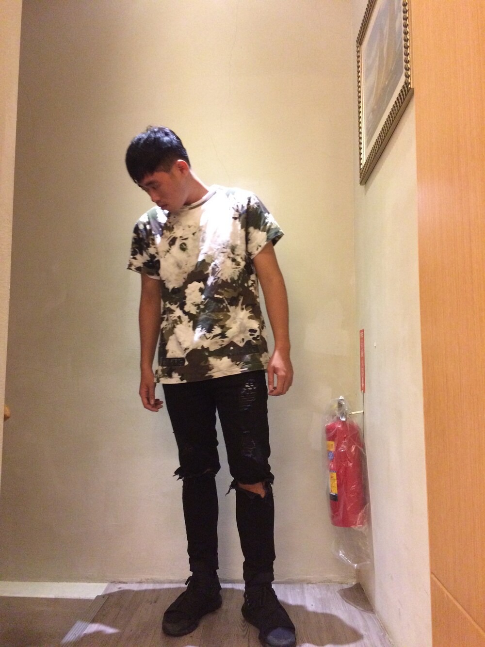 「off whiteのアイテム（Tシャツ/カットソー、その他）」を使った、wenwenjaさん（メンズ・172cm）の秋コーディネートの1枚目の写真