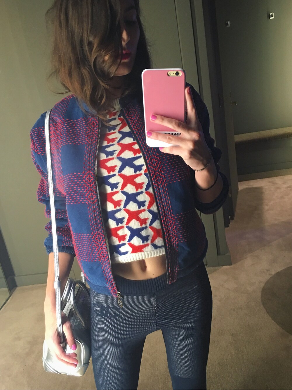 ブルー系のデニムジャケット、レッド系のニット/セーター、ブルー系のパンツを着用したレディースの秋コーディネートの1枚目の写真