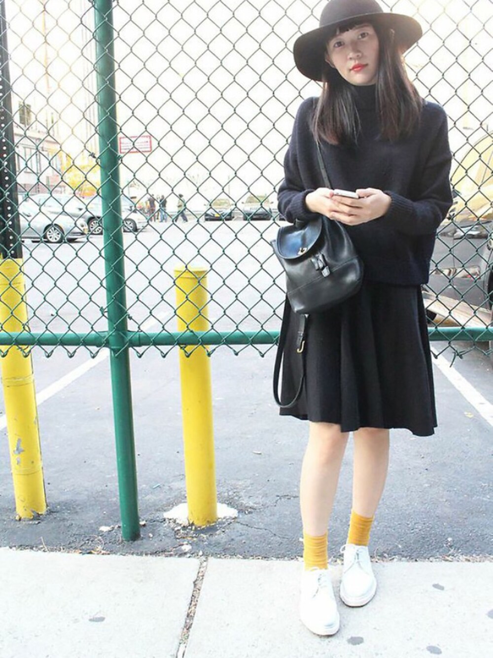 「vintage、skirt、NEW YORK、Taiwan、ALLBLACK、hat、socks、American Apparel」｜「COSのアイテム（スウェット、ブラック系）」を使った、Ange Changさん（レディース・160cm）の冬コーディネートの1枚目の写真