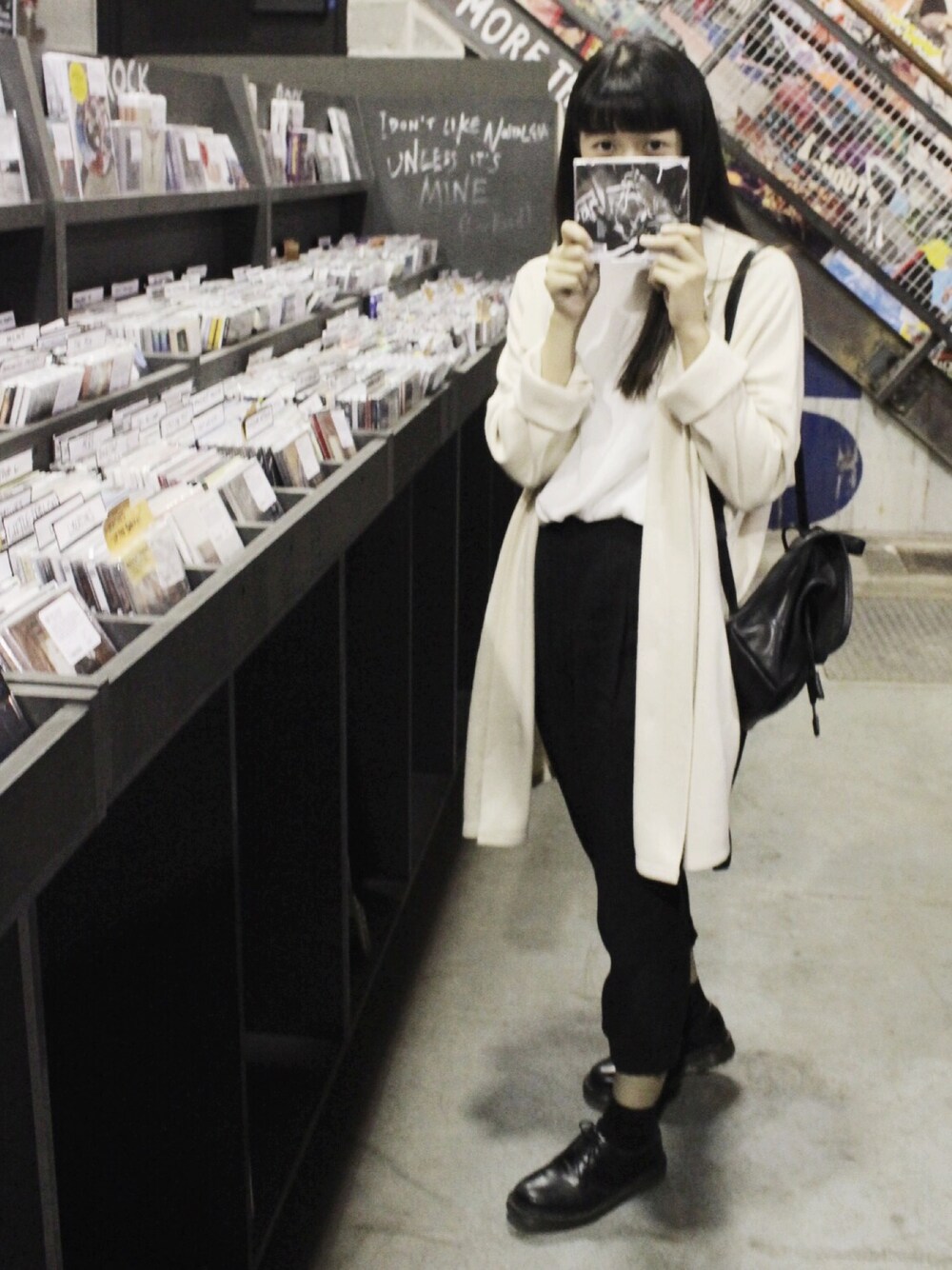 「street、Taiwan、Dr.Martens、vintage」｜「COACHのアイテム（バックパック/リュック、ブラック系）」を使った、Ange Changさん（レディース・160cm）の春コーディネートの1枚目の写真