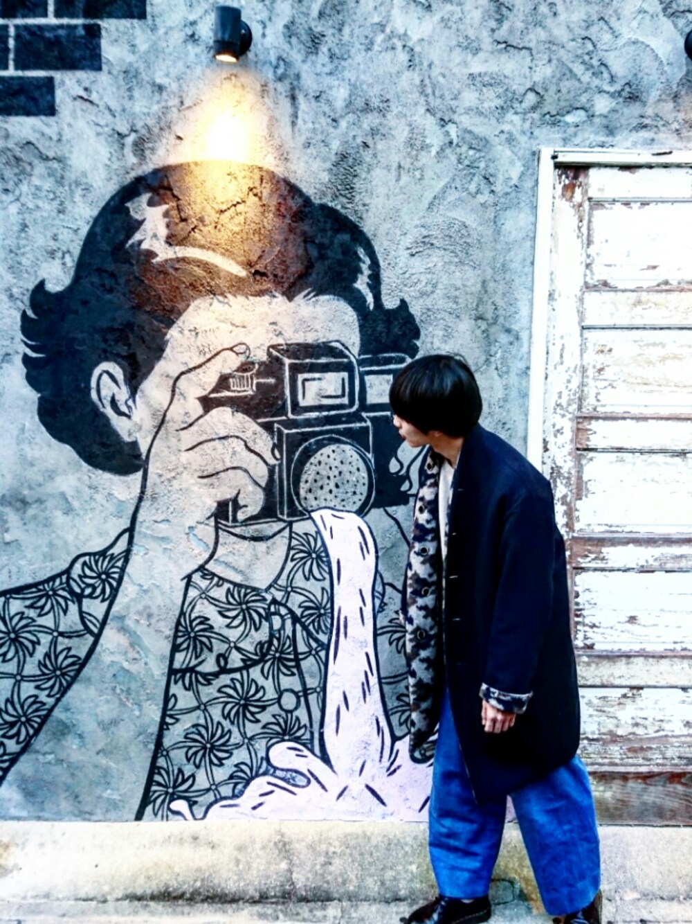 ブルー系のジャケット/アウターを着用したメンズの冬コーディネートの1枚目の写真