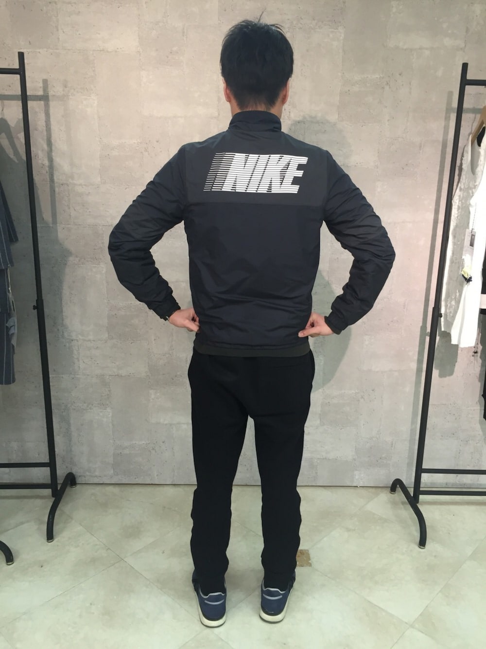 「カジュアル、スウェットパンツ、スポーツミックス、ナイキ、Bou Jeloud」｜「NIKEのアイテム（ブルゾン、ブラック系）」を使った、kotawoさん（メンズ・173cm）の春コーディネートの1枚目の写真
