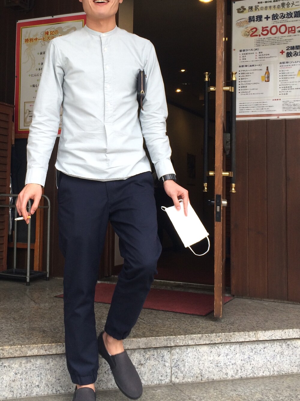 「シンプル、UNIQLO、ジョガーパンツ、ネイビー、シャツスタイル、中国」｜「UNIQLOのアイテム（シャツ/ブラウス、グレー系）」を使った、kotawoさん（メンズ・173cm）の春コーディネートの1枚目の写真