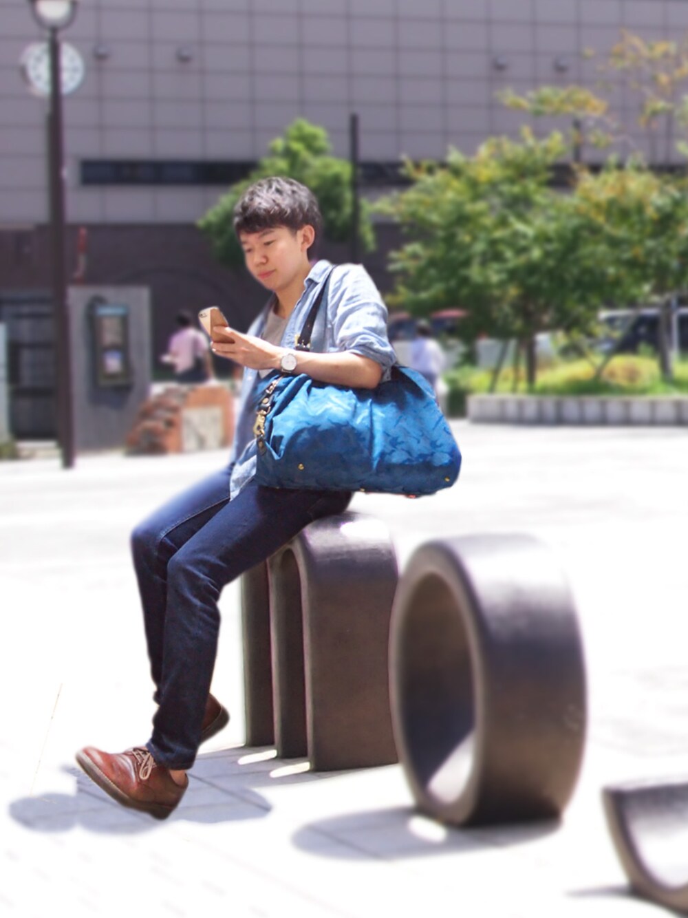 ブルー系のボストンバッグ、レッド系のスマホケース/カバーを着用したメンズの夏コーディネートの1枚目の写真