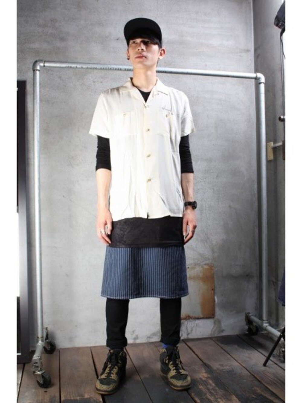 シャツ/ブラウス、キャップ、キッチンツールを着用したメンズの春コーディネートの1枚目の写真