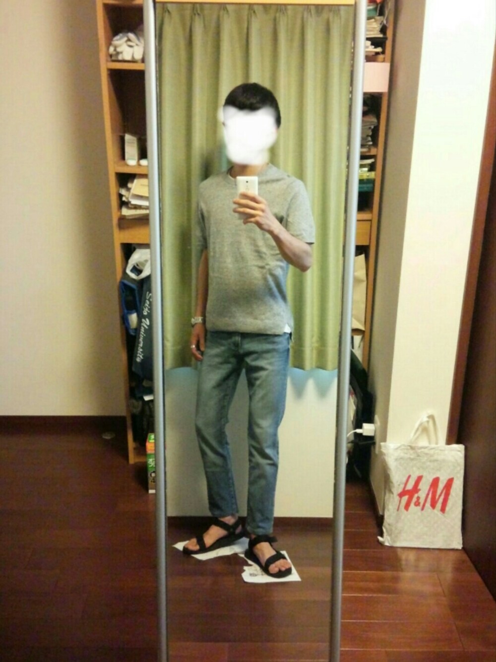 「デニム、カジュアル、夏、ニット、サンダル、ラフ、Tシャツ」｜「LE JUNのコットンリネンクルーネックTシャツ（Tシャツ/カットソー、グレー系）」を使った、Katzさん（メンズ・178cm）の夏コーディネートの1枚目の写真