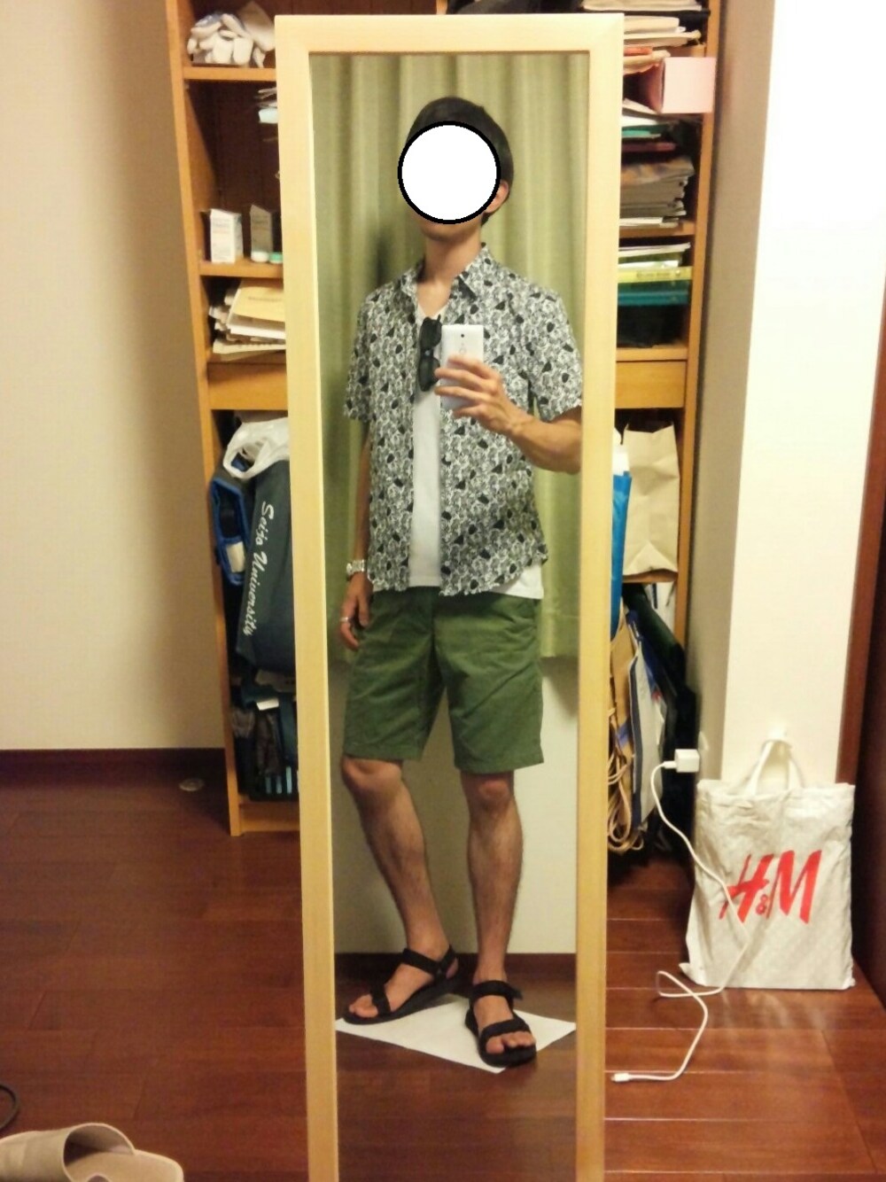 「夏、ショートパンツ、Tシャツ、サングラス、サンダル、ラフ、シャツスタイル」｜「H&Mのリーフ柄シャツ（シャツ/ブラウス、ブルー系）」を使った、Katzさん（メンズ・178cm）の夏コーディネートの1枚目の写真