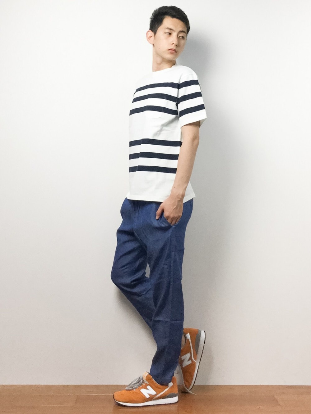 ブルー系のTシャツ/カットソー、ブルー系のデニムパンツを着用したメンズの夏コーディネートの1枚目の写真
