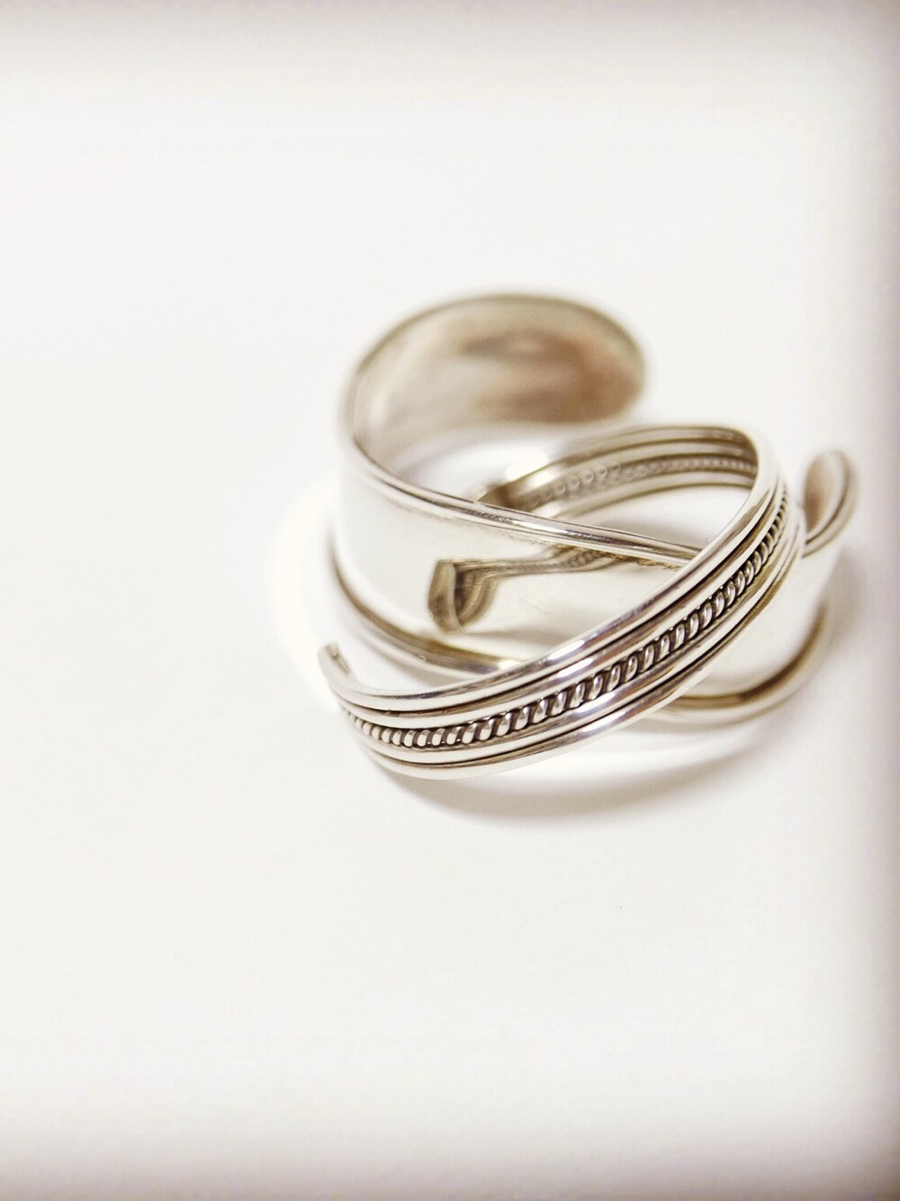 「シルバーアクセサリー、シルバー、重ね付け、雨の日コーデ、秋物、fashion、大人コーデ、mei.an、tarafernandes、UNISEX」｜「mei.anのアイテム（バングル/リストバンド、シルバー系）」を使った、mei.anさん（レディース・180cm）の秋コーディネートの1枚目の写真