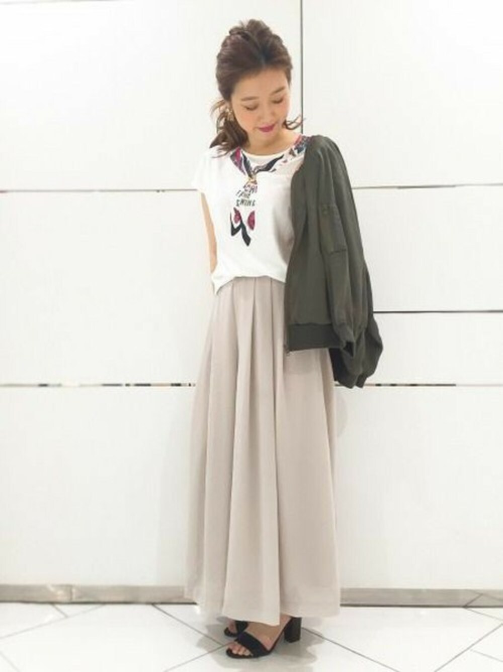「パンツ、トレンド、MA-1、Tシャツ、ジーナシス、スカーフ、スカンツ、スカーフTシャツ、スカーチョ、スカート見えガウチョパンツ」｜「JEANASISのスカーフプリントTEE/722219 （Tシャツ/カットソー、ホワイト系）」を使った、JEANASIS 和歌山ミオ店STAFFさん（レディース・160cm）の夏コーディネートの1枚目の写真