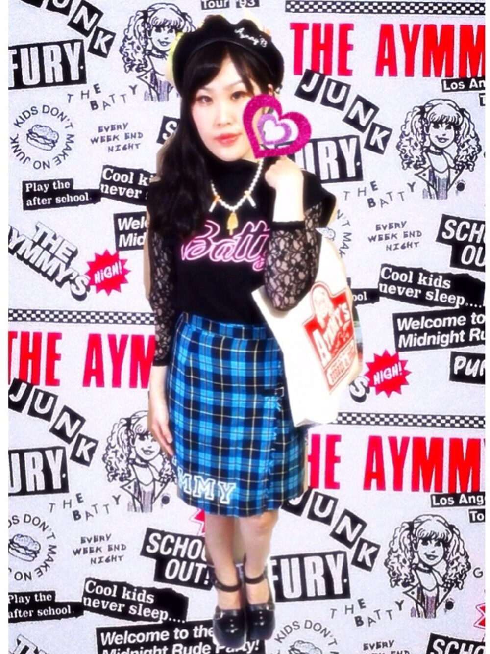 ブラック系のTシャツ/カットソー、ブルー系のスカート、ベージュ系のトートバッグを着用したレディースの秋コーディネートの1枚目の写真