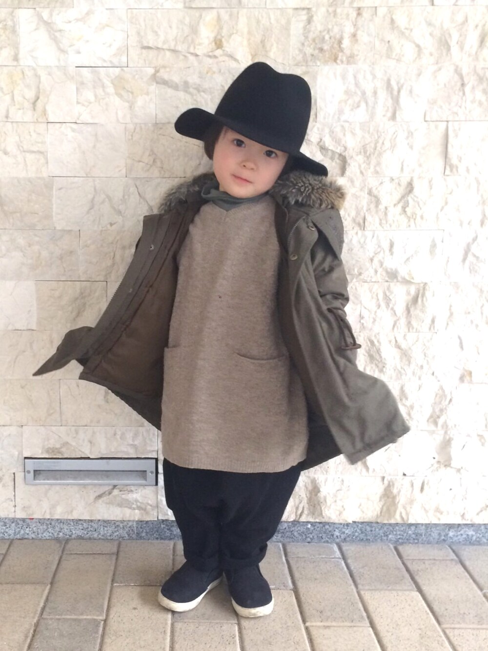 「キッズコーデ、kids、冬、ハット、ミリタリー、モッズコート、サルエルパンツ、reefur、caramelbaby&child、handmade」｜「Handmadeのアイテム（その他パンツ、ブラック系）」を使った、Reo-Chamさん（キッズ・90cm）の冬コーディネートの1枚目の写真