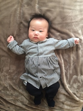 「UNIQLO（ユニクロ）のアイテム（ロンパース、グレー系）」を使った、りおさん（キッズ・70cm）の冬コーディネート