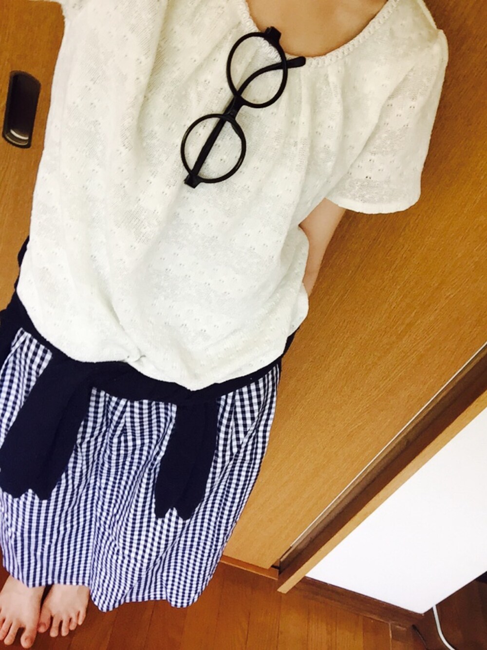 ホワイト系のTシャツ/カットソー、ブルー系のスカート、ブルー系のカーディガン/ボレロを着用したレディースの夏コーディネートの1枚目の写真