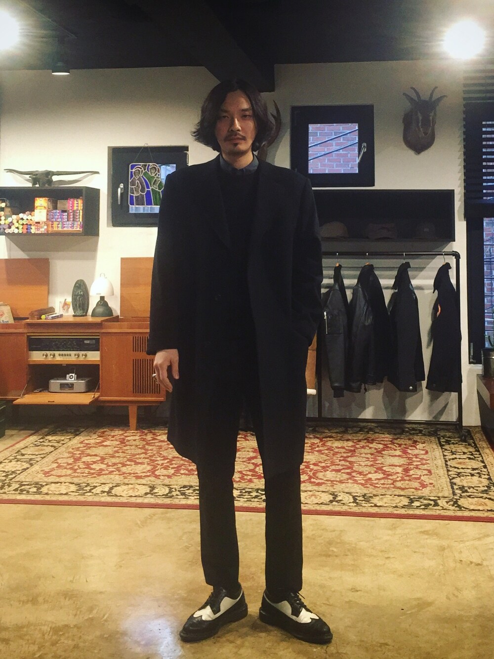 「Dr.Martens、H&M、ootd、daily look、korea、outfit、coat」｜「H&Mのアイテム（ニット/セーター、ブラック系）」を使った、Yun young kwonさん（メンズ・180cm）の冬コーディネートの1枚目の写真