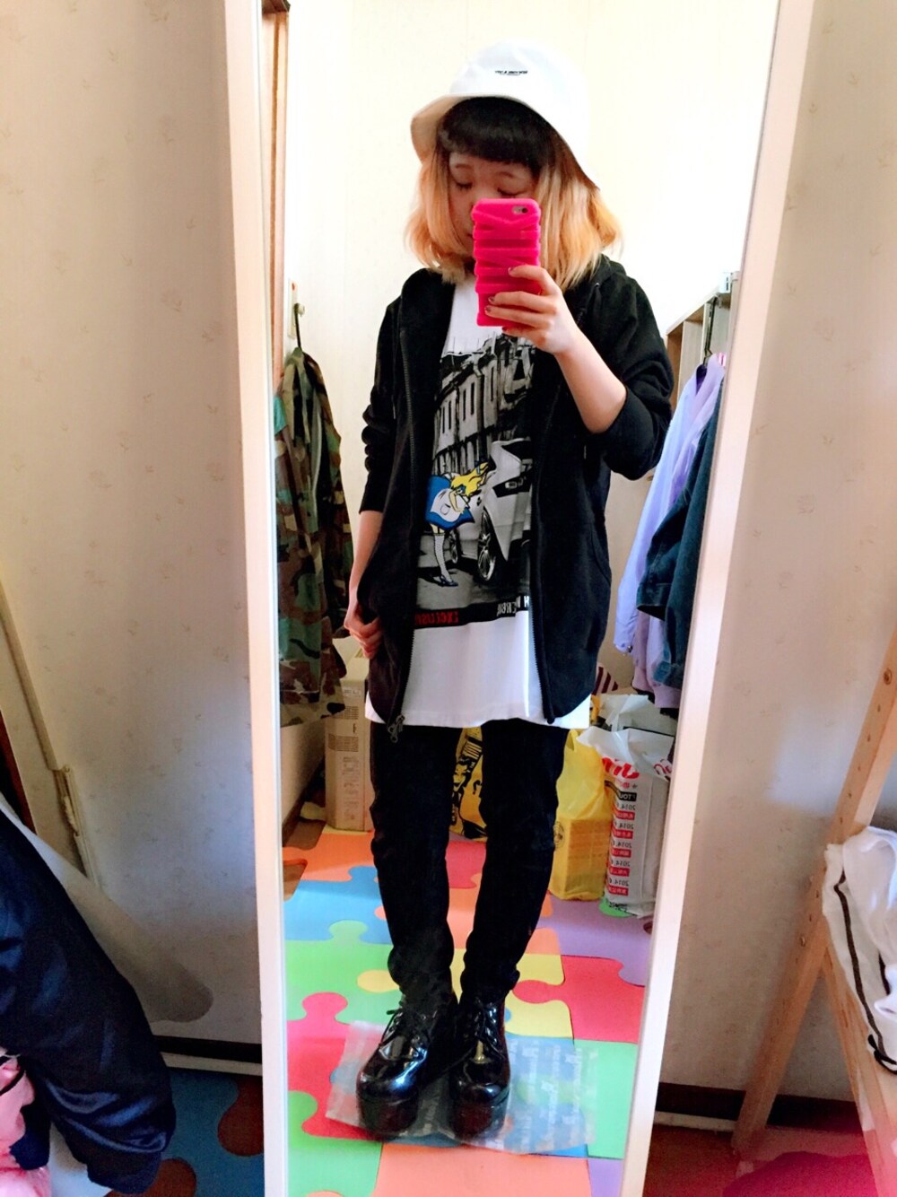 「UNIQLO、WEGO、Tシャツ、パーカー、スキニーデニム、モノトーン」｜「UNIQLOのアイテム（パーカー、ブラック系）」を使った、ちぃちゃんさん（レディース・141cm）の春コーディネートの1枚目の写真