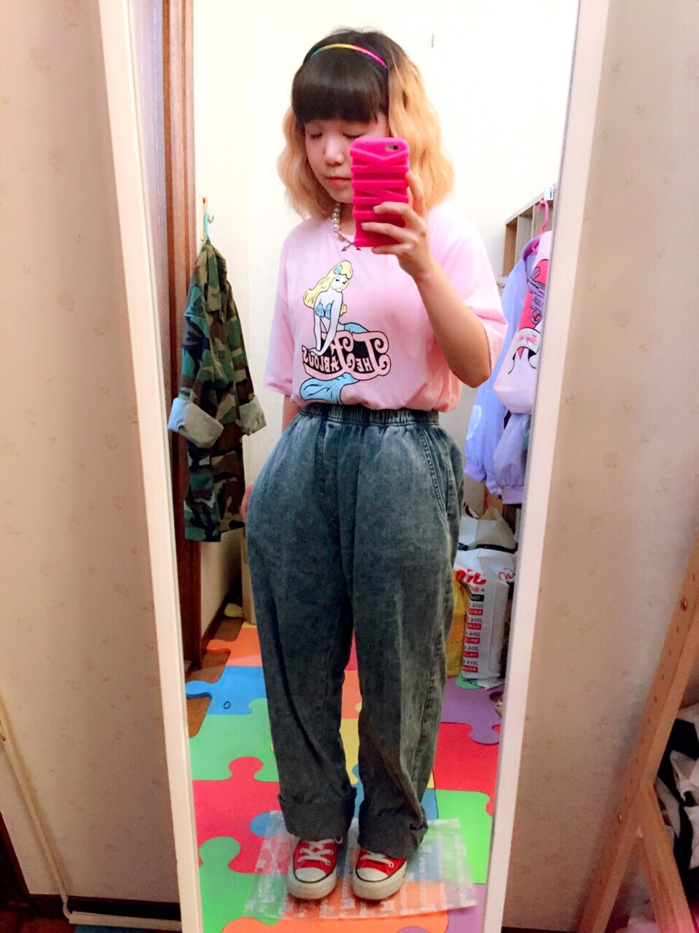 「ハイカットスニーカー、WEGO、Tシャツ、ピンク、デニムパンツ、古着MIX」｜「WEGOのアイテム（Tシャツ/カットソー、ピンク系）」を使った、ちぃちゃんさん（レディース・141cm）の夏コーディネートの1枚目の写真