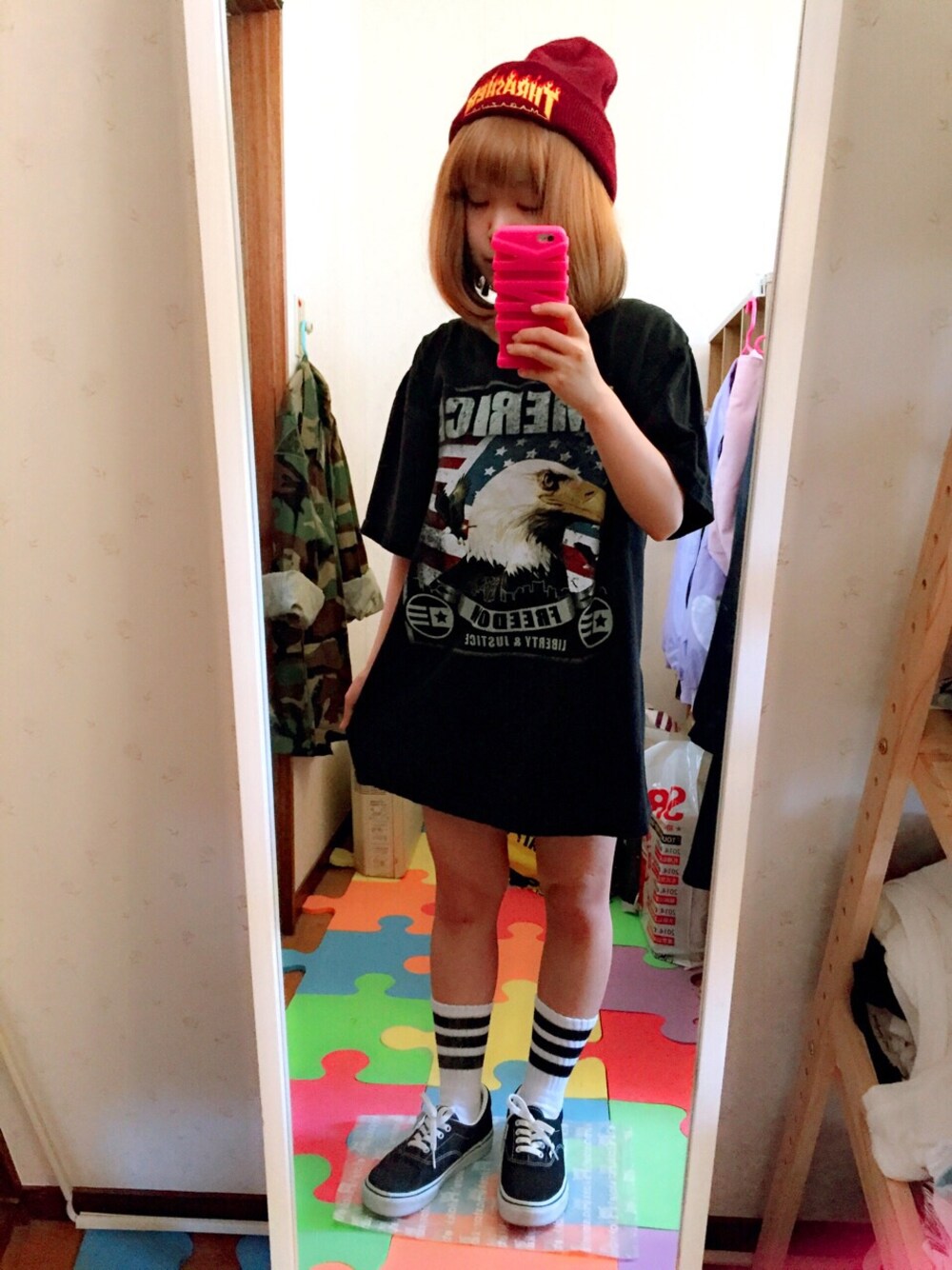 「Tシャツ、古着MIX、ブラック、スケータースタイル、ニットキャップ、ラインソックス、VANS」｜「サンキューマートのアイテム（Tシャツ/カットソー、ブラック系）」を使った、ちぃちゃんさん（レディース・141cm）の夏コーディネートの1枚目の写真