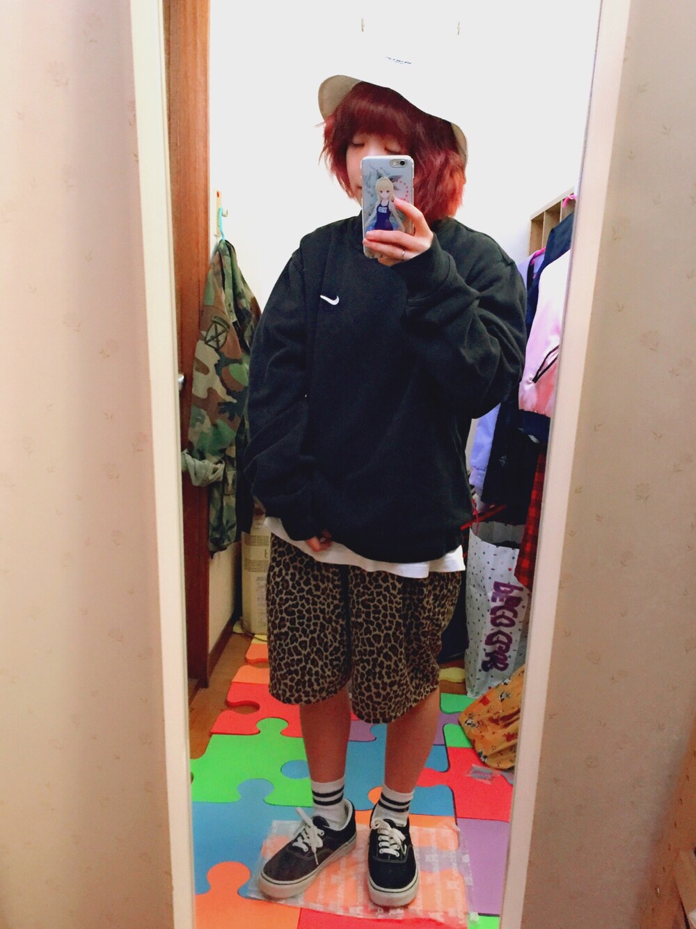 「スケータースタイル、ストリート、NIKE、ブラック、アニマル、ひょう柄、スウェット、秋のコーデ」｜「VANSのVANS/バンズ:Era/エラ（スニーカー、ブラック系）」を使った、ちぃちゃんさん（レディース・141cm）の秋コーディネートの1枚目の写真