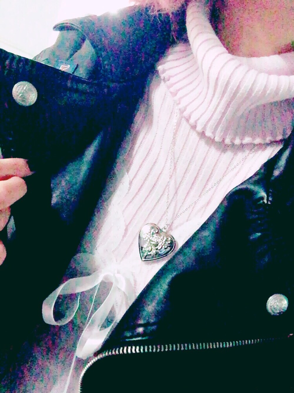 「ootd、秋のコーデ、レザージャケット、タートルネック、ニット、ブラック、ソックス」｜「WEGOのWEGO/メロウフリルリブタートルニット（ニット/セーター、ピンク系）」を使った、ちぃちゃんさん（レディース・141cm）の秋コーディネートの1枚目の写真