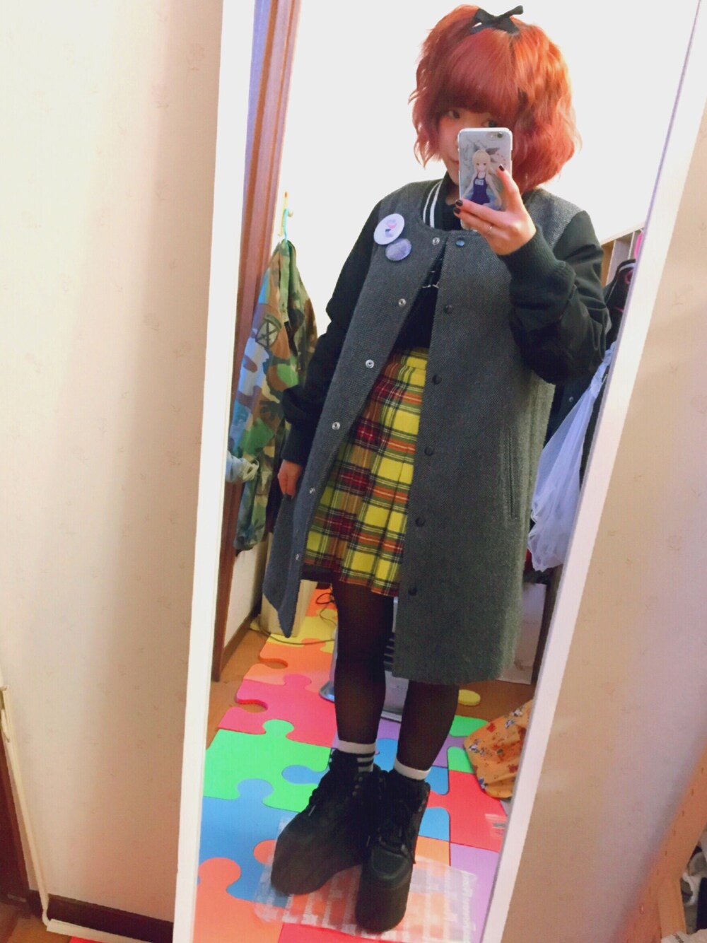 「WEGO、スクールガール、スタジャン、ロングコート、プリーツスカート、チェック、秋のコーデ、ootd」｜「WEGOのアイテム（スウェット、ブラック系）」を使った、ちぃちゃんさん（レディース・141cm）の秋コーディネートの1枚目の写真
