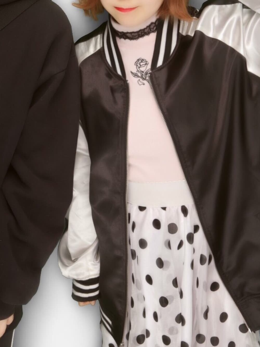 「黒、ピンク、スカジャン、ドット、水玉、モノトーン」｜「BUBBLESのアイテム（ニット/セーター、ピンク系）」を使った、ちぃちゃんさん（レディース・141cm）の春コーディネートの1枚目の写真