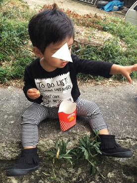 「H&M（エイチ・アンド・エム）のアイテム（Tシャツ/カットソー、ブラック系）」を使った、o0oyo0oさん（キッズ）の秋コーディネート