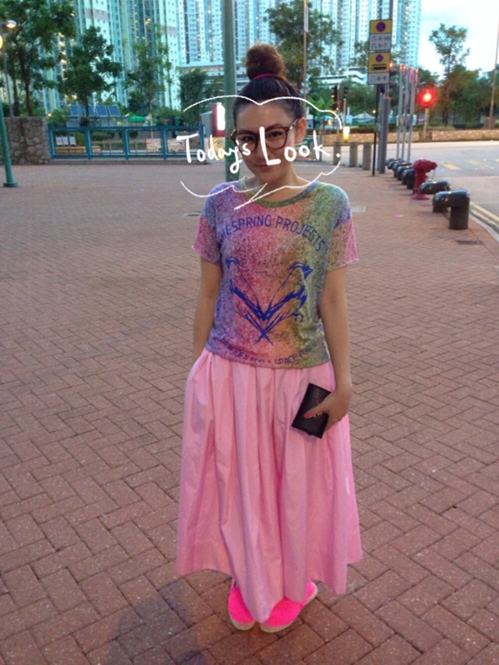 「pink、longskirt、skirt、neonpink、sandals、fashion、streetstyle、streetsnap」｜「onlineshopのアイテム（スカート、ピンク系）」を使った、tungtungbさん（レディース・161cm）の秋コーディネートの1枚目の写真