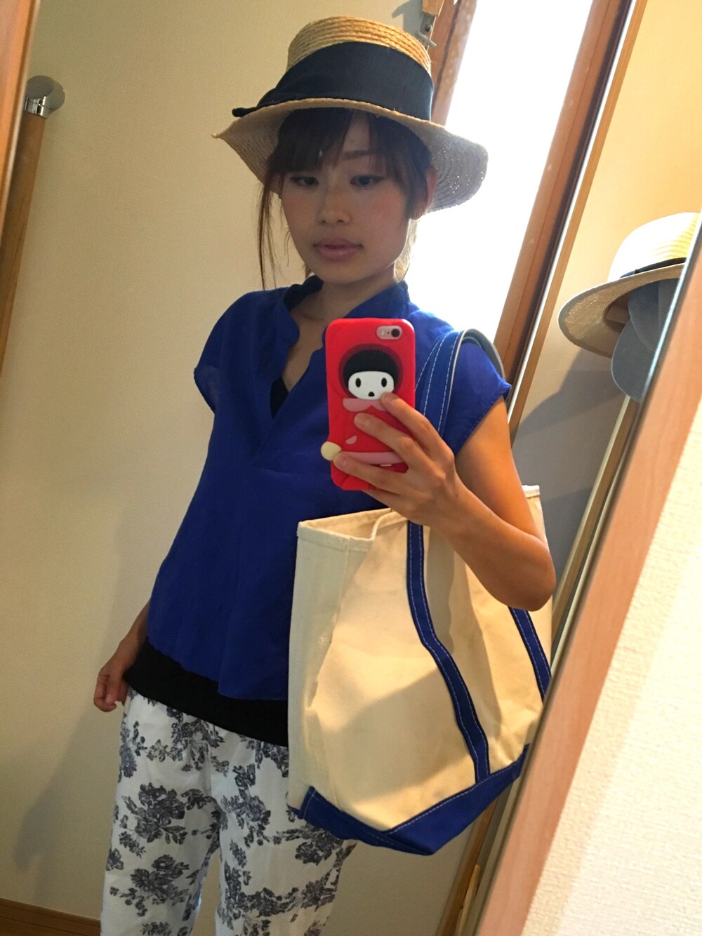 「L.L Bean、l.l.bean、ロイヤルブルー、YUKIグッズ、夏コーデ、柄パンツ、無地シャツ」｜「L.L.Beanのアイテム（トートバッグ、ブルー系）」を使った、ちゃみぞうさん（レディース・154cm）の夏コーディネートの1枚目の写真