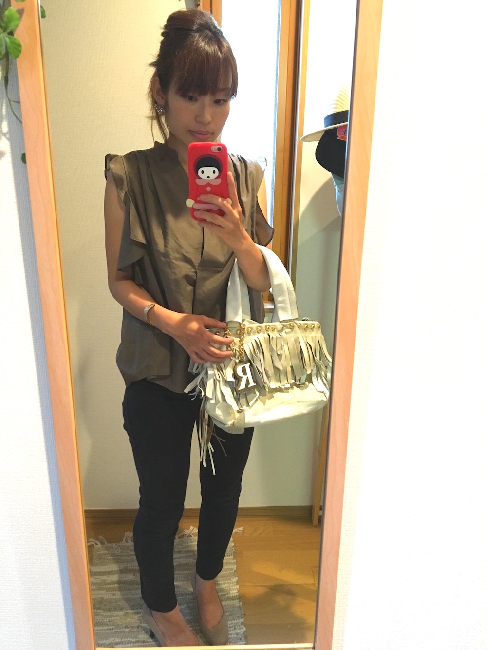 「カーキシャツ、肩フリル、ﾌﾞﾗｯｸﾊﾟﾝﾂ、シンプルスタイル、キレイめ、Loungedress(Loungedress)、Loungedress、カーキ、russet(russet)、シャツスタイル」｜「LOUNGEDRESSのフリルギャザーブラウス（シャツ/ブラウス、グリーン系）」を使った、ちゃみぞうさん（レディース・154cm）の夏コーディネートの1枚目の写真