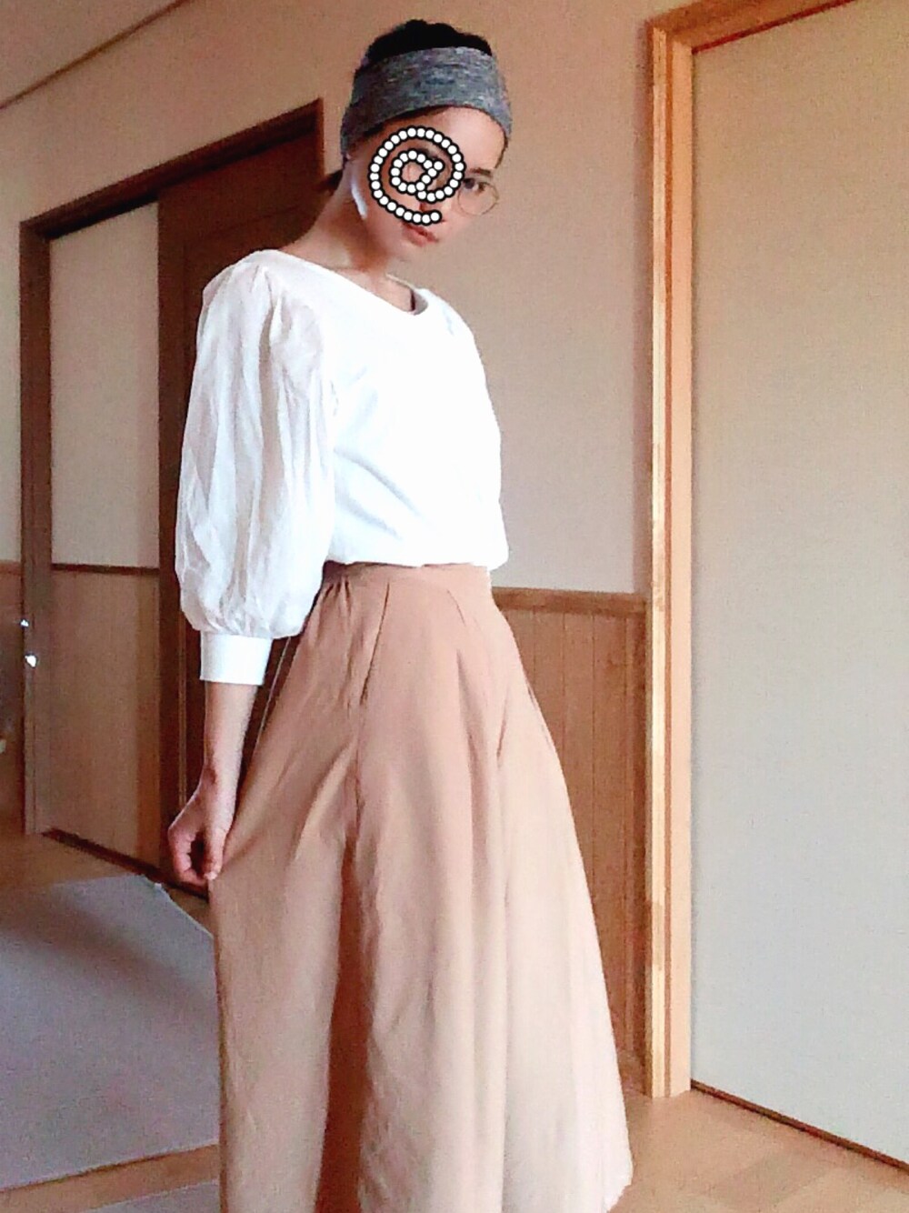 「白シャツ、ナチュラルスタイル、めがね、休日スタイル、バンダナ、ガウチョパンツ」｜「w closetのアイテム（Tシャツ/カットソー、ホワイト系）」を使った、かおりん〽︎さん（レディース・166cm）の春コーディネートの1枚目の写真