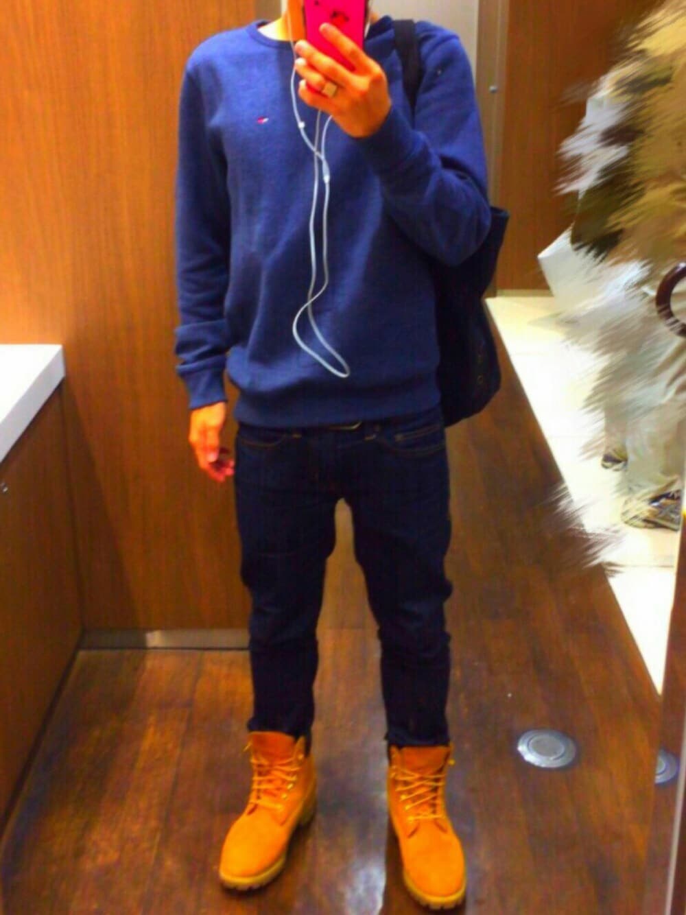 「秋コーデ、休日スタイル、TOMMY HILFIGER、American Apparel、Timberland、Polo Ralph Lauren、カジュアル、シンプル、トレーナー、ジーンズ」｜「TimberlandのTimberland（ティンバーランド）6inch Boots（ブーツ、ブラウン系）」を使った、ごおるでんさん（メンズ・168cm）の秋コーディネートの1枚目の写真