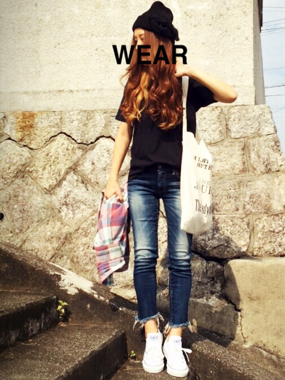 その他のTシャツ/カットソー、ピンク系のシャツ/ブラウス、ホワイト系のトートバッグを着用したレディースの秋コーディネートの1枚目の写真