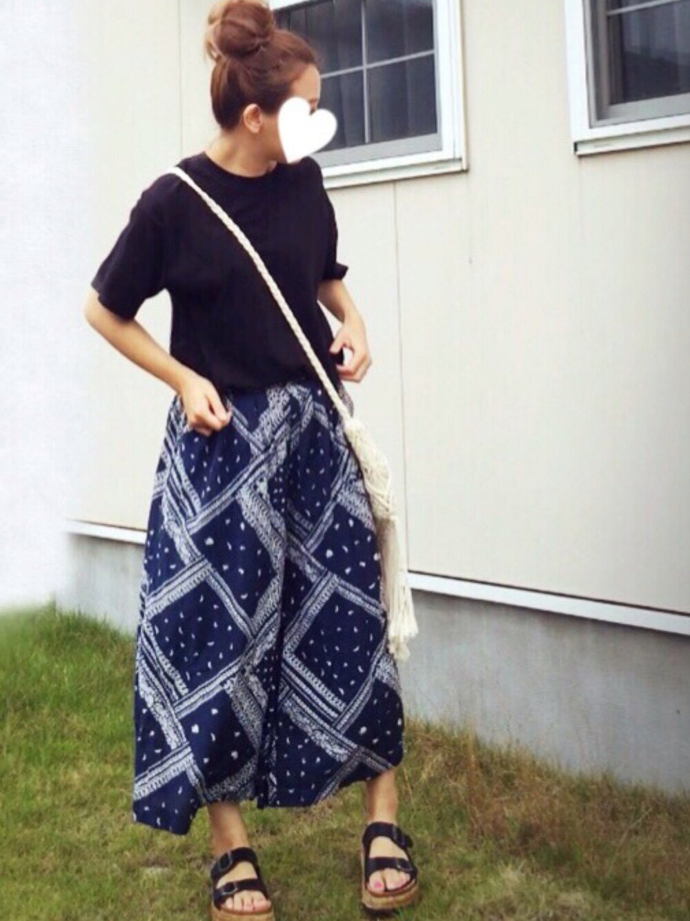 「おだんごヘアー、ワイドパンツ、バンダナ柄、夏、カジュアルコーデ、コンフォートサンダル、バンダナ」｜「LOWRYS FARMのUSAロールＵＰＴショートスリーブ　713561（Tシャツ/カットソー、ブラック系）」を使った、*YUKI♡*さん（レディース・159cm）の夏コーディネートの1枚目の写真