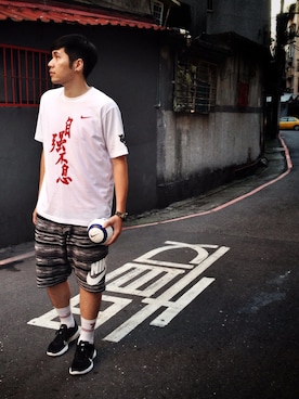 「Nike flyknit」｜「アイテム（Tシャツ/カットソー）」を使った、小肯尼さん（メンズ・180cm）の夏コーディネート